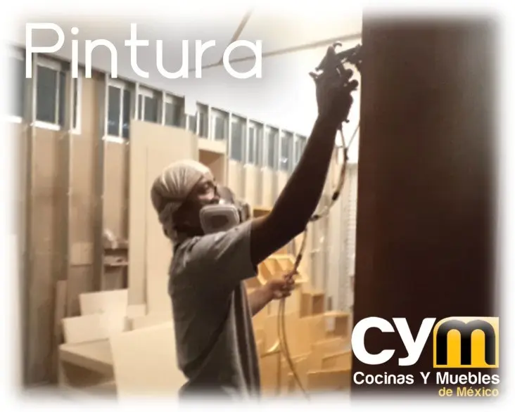 Pintura: Aplicación de barniz o pintura sobre el mueble en un área especializada para acabados de alta calidad.