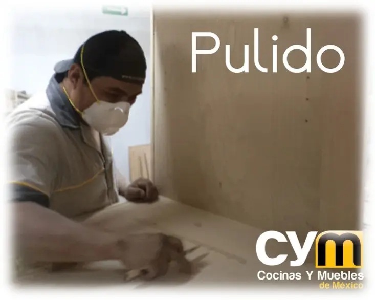 Pulido: Trabajador lijando y puliendo la superficie de un mueble para lograr un acabado suave y profesional.